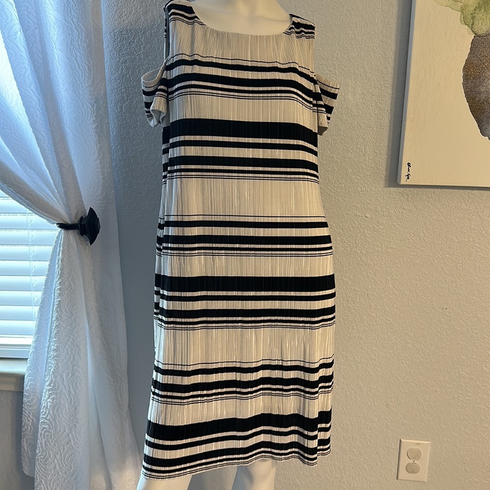 Sandra Darren Women's Cold Shoulder Bodre Knit Printed Striped Dress